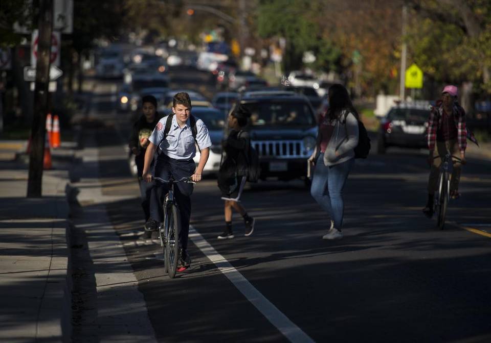 Image of bicyclist on Freeport Blvd in Sacramento
